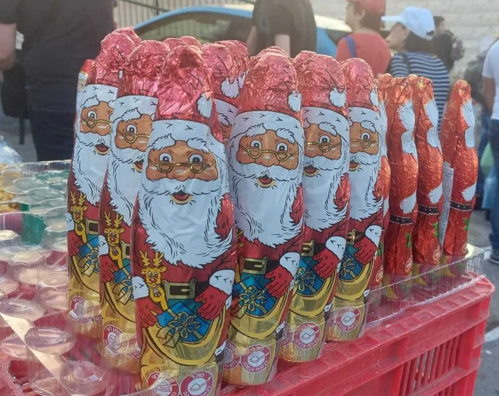 ממתקי כריסמס בדוכן מקומי בחיפה