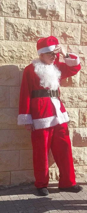 דמות סנטה באווירת כריסמס בחיפה
