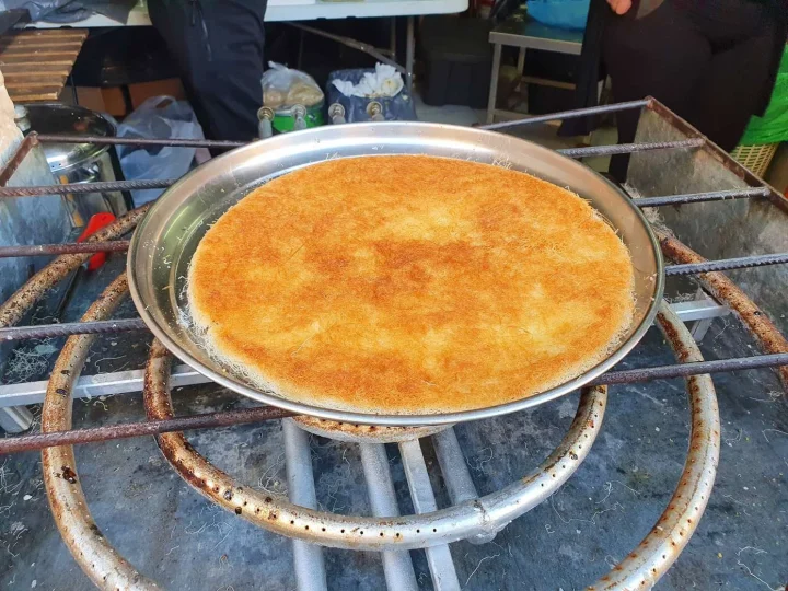 כנאפה חמה כחלק מסיור קולינרי בוואדי ניסנאס