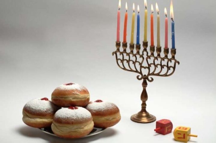 חנוכייה וסופגניות לחג החנוכה